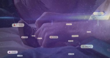 Ebeveyn elleri spor ayakkabı bağcıkları bağlıyor. Sosyal medya gelişimi gösteren yüzen rozetlere neden oluyor. Aile, bakım, çocukluk, yetiştirme, multimedya, konfor, bağlantı