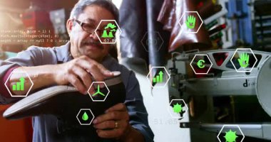 Kıdemli erkek deri işçisi, taban çevresindeki ekolojik ölçümleri tek başına kesiyor. Esnaf, sürdürülebilirlik, yenilik, işçilik, çevre dostu, biyoyakıtlar, yenilenebilir