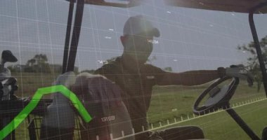 Golf arabası sürücüsü sol kolu hareket ettiriyor. Veri ızgarası grafiği teknoloji analizlerini gösteriyor. Sürücü, kontrol paneli, dijital arayüz, açık hava eğlencesi, spor teknolojisi, sakinlik, rahatlık