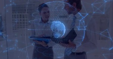İş arkadaşları, tablet tıklayarak ve analiz için dizüstü bilgisayar yazarak hologram küresel dönüşünü etkinleştiriyorlar. Gelecekçi, yenilikçi, teknoloji, işbirliği, veri görselleştirme, kurumsal, dijital