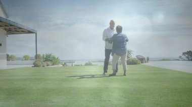 Çiftler el ele tutuşup dans ediyorlar ve okyanus kıyısındaki çimlerde dönüyorlar yaşam tarzı sahnesi için. Romantizm, zarafet, rahatlık, uyum, açık hava, dinginlik, hareket