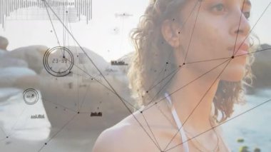 Şafak sökerken, ufukta ufukta beliren bir kadın var. Teknoloji için kıyı haritası çiziyor. Gelecekçi, yenilikçi, bağlantı, teknoloji, minimalizm, dinginlik, gündoğumu