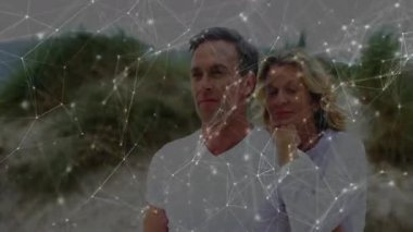 Teknoloji ağı plajda titreşim yayarak erkeklerin kadınlara yönelmesine ve bakışlarını paylaşmasına neden oluyor. Romantik, bağlantı, dinginlik, açık hava, sükunet, modern, dijital