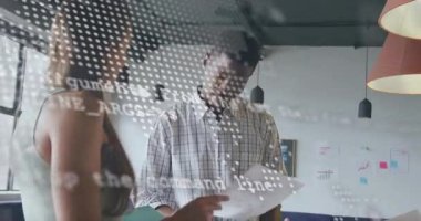 Meslektaşlar dokümanları değiştiriyor ve iş hayatında sayfaları tarıyor. Haritaları gösteren dünya haritasını titreştiriyor. İşbirliği, analitik, veri, takım çalışması, iletişim, yenilik, teknoloji