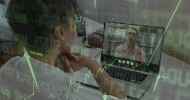 Yetişkin bir kadın dizüstü bilgisayarı açıp finans servisine katılırken erkekler hisse senedi tablolarına tırmanıyor. Finans, uzaktan kumanda, teknoloji, profesyonel, dijital, analitik, çalışma alanı