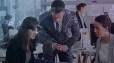 İşletme ekibi, şeffaf dünya haritasının işbirliği gösteren verileri gözden geçirmesine neden oluyor. İşbirliği, takım çalışması, yenilik, modernlik, iş stratejisi, dijital haritalama, profesyonel