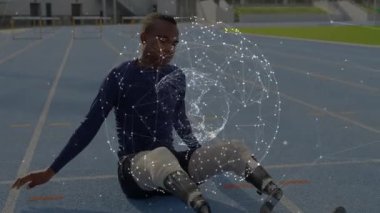 Genç sporcu dijital ağ küresini etkinleştiriyor ve spor teknolojisi için protez bıçakları ayarlıyor. Teknolojiler, spor, yenilik, biyomekanik, ekipman, performans, gelecek