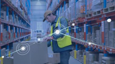 Depo çalışanı, tarayıcı ile tarayıcı taraması yaparak envanter takibini genişletiyor. Sanayi, lojistik, teknoloji, otomasyon, verimlilik, organizasyon, tedarik zinciri