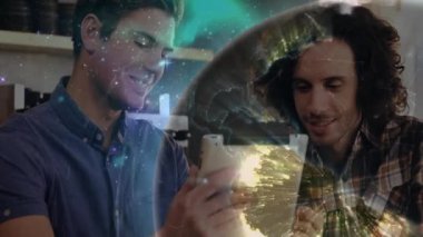 İki adam kanepeye oturmuş iş görüşmesi için tablet tıkırdatıyor ve dönen dijital küreyi üretiyorlar. İşbirliği, yenilik, teknoloji, takım çalışması, dijital, iletişim, modern