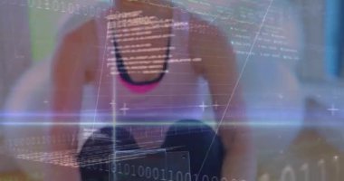 Gidonu çeken, pedal çeviren, grafik çizen ve fitness izleme için yüzdelik veri toplayan bir kadın. Fitness, teknoloji, analiz, sağlık, dijital, modern, refah