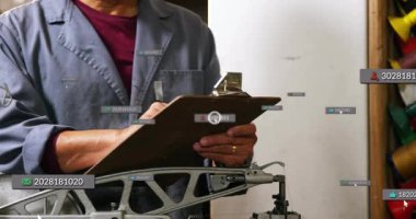 Erkek teknisyen, endüstriyel makinede ölçümler yaparak eş zamanlı izleme olanağı sağlıyor. Endüstriyel, mühendislik, teknoloji, tanı, kesinlik, çalışma alanı, yenilik