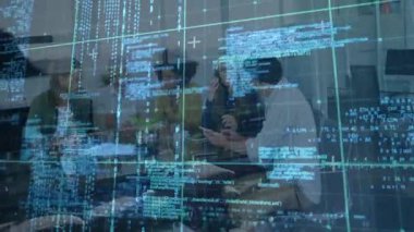 Örtüşme, ekibin telefon konuşmasını bitirmesine, tablet değiş tokuşu çizelgesine ve son teknoloji planına neden oluyor. İşbirliği, takım çalışması, modern, dijital, yenilik, işyeri, üretkenlik