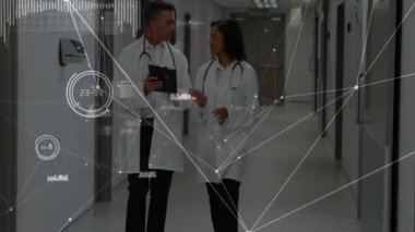 Kadın doktor jestini takiben, erkek meslektaşım koridorda ağ çizelgelerini gözden geçiriyor. Tıbbi, işbirliği, teknoloji, dijital, sağlık, yenilik, profesyonel