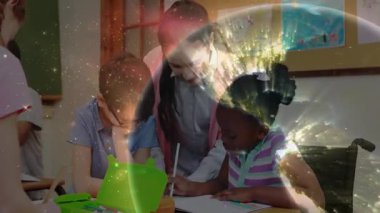 Dönen Dünya animasyonunun zayıflaması, öğretmenlerin öğrencilere eğitim sahnesinde harflerin izini sürmelerini tetikliyor. Eğitim, sınıf, öğrenme, kapsayıcı, öğretim, çocukluk, yaratıcılık