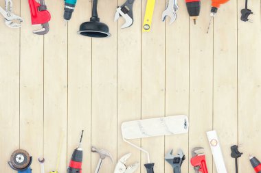 Ahşap arkaplanda DIY araçları