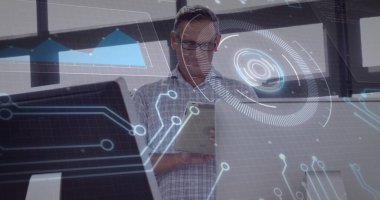 Kareli gömlek giyen bir adam ofis masasında monitörlerle, hologramlarla tablet verilerini inceliyor. Teknoloji, veri, analitik, fütürizm, yenilik, profesyonel, modern