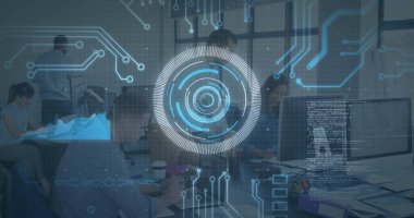 Açık planlı ofiste, monitörler, dizüstü bilgisayarlar ve tabletlerle takım kodlamasının üzerinde HUD gösteriliyor. İşbirliği, teknoloji, veri, yenilik, takım çalışması, fütüristik, işyeri