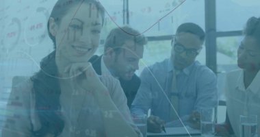 Resmi giyinmiş bir grup profesyonel toplantı odasında belgelerle mali tabloları tartışıyor. İşbirliği, takım çalışması, yenilik, şirket, veri görselleştirme, üretkenlik, profesyonel