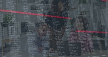 Modern ofiste dizüstü bilgisayarlar ve fabrikalarla şifreleri inceleyen ofis çalışanları. Takım çalışması, yenilik, teknoloji, çalışma alanı, üretkenlik, modern tasarım, iletişim