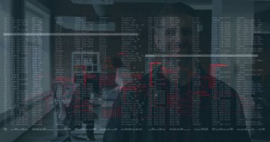 Toplantı odasında kod ve veri örtülerini laptoplar ve kupalarla analiz eden iş arkadaşları. Modern, işbirlikçi, profesyonel, gösterişli, dijital, yenilikçi, yönetici