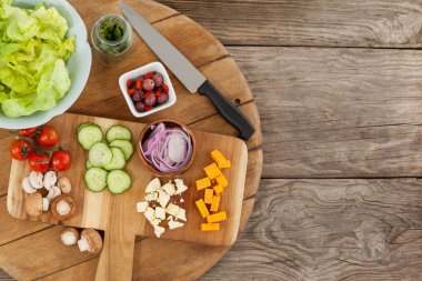 Taze doğranmış sebze havai görünümü ahşap kesme tahtası üzerinde