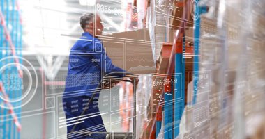 Mavi tulumlu işçi, analitik kaplamalı asansörde karton kutu topluyor. Endüstriyel, lojistik, teknoloji, envanter, üretkenlik, güvenlik, işletim