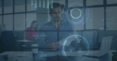 Ofiste, iş adamları dijital verileri görüntü örtüsü ile işliyorlar. Teknoloji, yenilik, işbirliği, ekip, analiz, sinerji