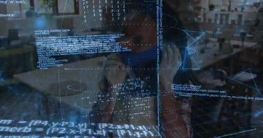 AR kulaklıklarını kaldıran, kulaklıkları ayarlayan, kafedeki holografik kodları inceleyen bir mühendis. Teknoloji, yenilik, fütüristik, dijital, holografik, çalışma alanı, ilerleme