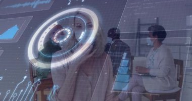 Başlangıçta kadın maskesini düzeltirken aynı zamanda nabız ölçer ve sağlık toplantısı için kafa sallar. İşbirliği, iletişim, teknoloji, yenilik, profesyonellik, takım çalışması, dijital