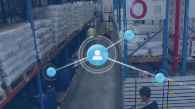 Depo işçisi palet kamyonu ve yönetici tıkırdatma tabletini dijital ağ kaplamasını başlatıyor. Lojistik, bağlantı, otomasyon, sanayi, takım çalışması, yenilik, veri