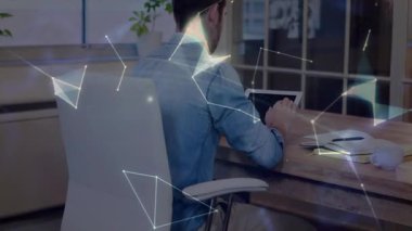 Ofis çalışanı masadaki tableti tıklayarak ağ animasyonunu başlatarak küresel bağlantıları görselleştiriyor. Teknoloji, yenilik, dijital, bağlantı, çalışma alanı, fütüristik, profesyonel