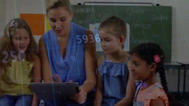 Öğretmenler tablete tıklıyor, öğrenciler ekrana dokunurken eğitici harita animasyonlarını gösteriyor. Etkileşimli, öğrenme, eğitim, teknoloji, sınıf, ilişki, gençlik