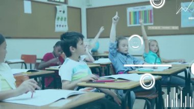 Öğretmen sorusu öğrencilerin eğitimde el kaldırmasına neden oluyor, hareketli soru işaretleri yüzüyor. Sınıf arkadaşları, eğitim, sınıf, katılım, öğrenme, eğitici, gençlik