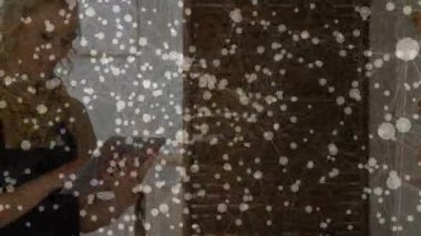 Mutfak teknolojisi özel ders bölümünde tablete dokunan bir kadın kavanozların yanında yemek tarifini canlandırıyor. Modern, yaşam tarzı, dijital, rahat, etkileşimli, yerli, canlı