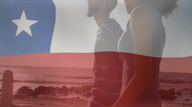 Seyahat reklamı çekimleri sırasında ellerinde bayrak tutan çift, değişen gölgeleri örtüyor. Manzaralı, maceracı, vatansever, kıyı, uyumlu, düşünceli, enerjik.