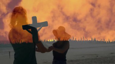 Dindar bir çift, plajda dans ediyor, turuncu gökyüzünün altında dönüyor. Romantizm, günbatımı, siluet, ahenk, dinginlik, hareket