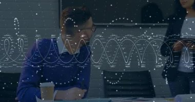 Oturan adam belgeleri incelerken bayan meslektaşı da iş için tablet çiziyor. İşbirliği, takım çalışması, dijital, analitik, iş, yenilik, modern