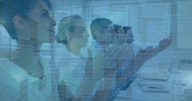 Ofis konferans masasında oturan iş adamlarını alkışlayan dizüstü bilgisayarlar ve ikili kodlar. Profesyonel, takım çalışması, yenilik, modern, işbirliği, dijital, kurumsal