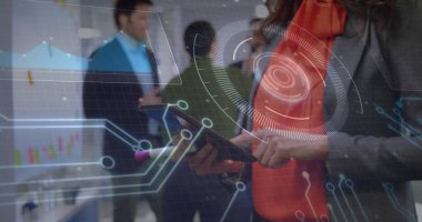 Gri ceketli kadın ofiste tablet kullanıyor. Devre HUD kaplamalı. Boşluğu kopyala. Teknoloji, işbirliği, yenilik, dijital, fütüristik, modern, iş