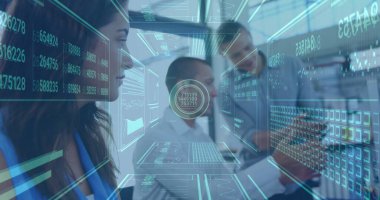 Kontrol odasında, şeffaf holografik panelleri olan verileri analiz eden üç iş adamı. Teknoloji, işbirliği, yenilik, fütürizm, dijital arayüz, şirket, analitik