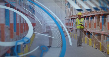 Manüel palet, erkek depo çalışanı reyondaki tableti, kutuları ve kopyalama alanını kontrol ediyor. Sanayi, lojistik, verimlilik, verimlilik, operasyonel, depolama, dağıtım