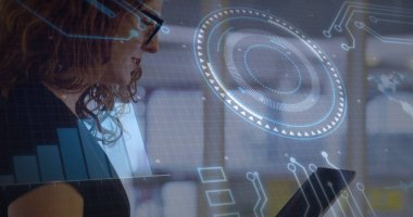 Teknoloji uzmanı, modern ofisteki tabletlerin verilerini holografik çizelgelerle analiz ediyor. Gelecekçi, yenilikçi, dijital, kurumsal, teknoloji meraklısı, arayüz, veri görselleştirme