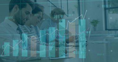 Toplantı odasında dizüstü bilgisayarlar ve kağıtlar üzerinde çalışan bir ofis ekibi. Şirket, takım çalışması, analitik, iş, yenilik, iletişim, üretkenlik