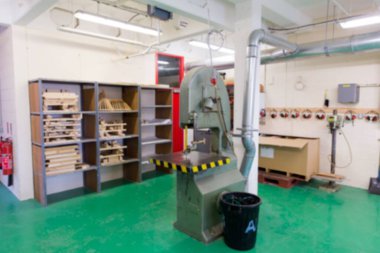 Düz dizayn atölyesinde tahta raflar ve hortumlarla endüstriyel testere makinesi gösteriliyor. Makineler, el sanatları, inşaat, atölye, sanayi, hassasiyet, ahşap işçiliği