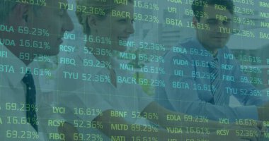 Ofiste, çeşitli profesyoneller ekranda finansal veri görüntüleriyle işbirliği yapıyorlar. Takım çalışması, işbirliği, şirket, finans, veri analizi, teknoloji