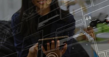 Donanma ceketli bir kadının ofis salonundaki dokunmatik ekranlı tabletle etkileşime girmesi, dijital kaplamalar. Gelecekçi, yenilikçi, işbirliği, teknoloji, profesyonel, gösterişli, dijital