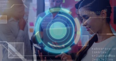 Ofiste holografik arayüzü gösteren beyaz bluz giyen bir tablet UX tasarımcısı kullanmak, kopyalama alanı. İşbirliği, teknoloji, yenilik, takım çalışması, dijital, geleceksel, çalışma alanı