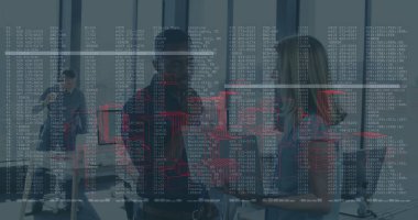 İş dünyasındaki ekip ofis toplantı odasında dizüstü bilgisayarlar ve kod kaplamalarıyla tasarım teftişi yapıyor. İşbirliği, yenilik, teknoloji, gökdelen, dijital, takım çalışması, beyin fırtınası