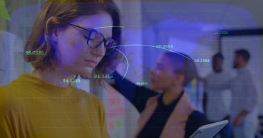 Küresel veri görüntülü tablet kullanan bir kadın teknolojik keşifte bulundu. yenilik, fütürizm, dijital, ekran, etkileşim, bağlantı