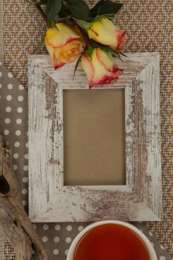 Fotoğraf çerçevesi, ahşap masadaki limon çayı çiçekleri, yakın plan.